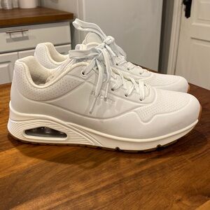 Skechers white sneakers size 10 excellent condition